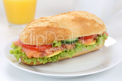 Sandwich Baguette belegt mit Lachs Fisch zum Frühstück mit Ora