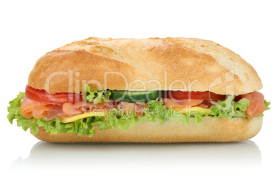 Sandwich Baguette belegt mit Lachs Fisch seitlich Freisteller