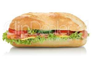 Sandwich Baguette belegt mit Lachs Fisch seitlich Freisteller