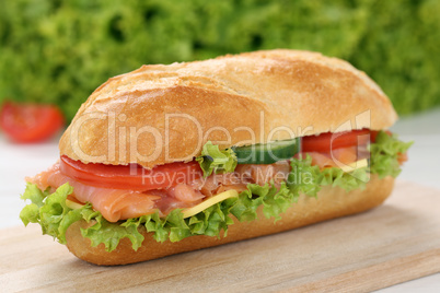 Sandwich Baguette belegt mit Lachs Fisch