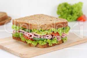 Sandwich Toast zum Frühstück belegt mit Schinken