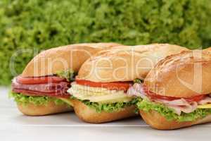 Belegte Sandwiches Baguettes mit Schinken, Salami und Käse