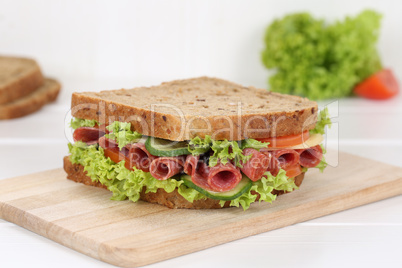 Sandwich Toast zum Frühstück belegt mit Salami