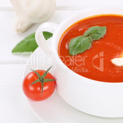 Gesunde Ernährung frische Tomatensuppe Tomatencremesuppe Tomate