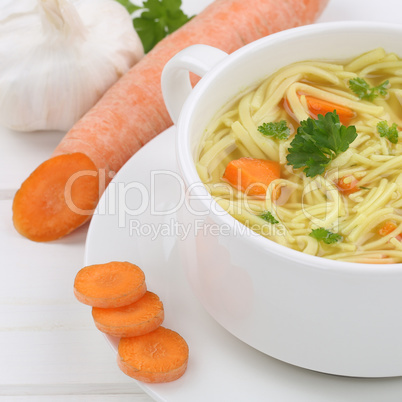 Gesunde Ernährung Nudelsuppe Suppe Brühe in Suppentasse Nahauf