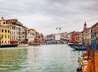 Panoramic overview of the Rialto bridge in Venice