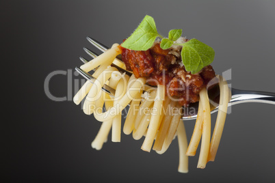 Spaghetti Bolognese auf einer Gabel