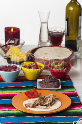 Mexikanisches Cochinita Pibil mit Tortilla