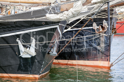 Bug zweier traditioneller Segelschiffe im Hafen von Kiel, Deutsc