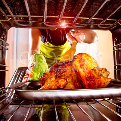 Cooking chicken in the oven at home.