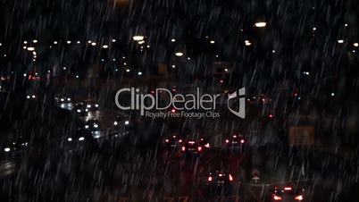 Straßenverkehr in der Nacht bei Regen