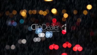 Straßenverkehr in der Nacht bei Regen, unscharfe Autolichter