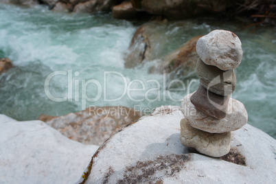 Steinstapel an einem Fluss