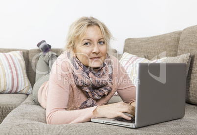 Frau schaut auf Laptop