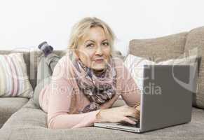 Frau schaut auf Laptop