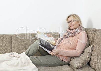 Frau relaxt auf Sofa