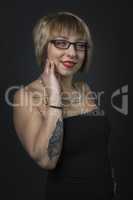 Brillenträgerin mit Tattoo im Kleid