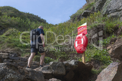 Ein Wanderer in der Steilküste