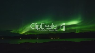 Polarlichter über Fjord in Norwegen