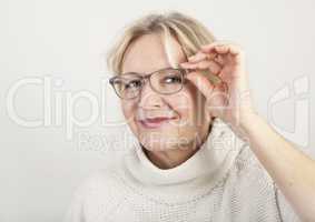 ältere Frau mit Brille