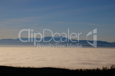 schneeberg und tiefer nebel im tal