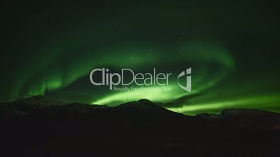 Polarlichter über Fjord in Norwegen