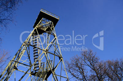 aussichtswarte und blauer himmel