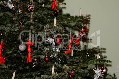 weihnachtsbaum mit schmuck