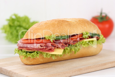 Sandwich Baguette zum Frühstück belegt mit Salami Schinken