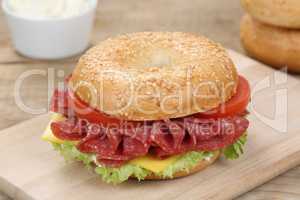 Bagel Brötchen Sandwich zum Frühstück belegt mit Salami Schin