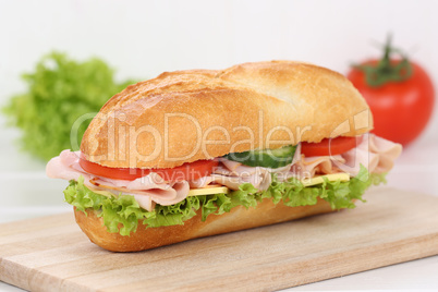 Sandwich Baguette zum Frühstück belegt mit Schinken
