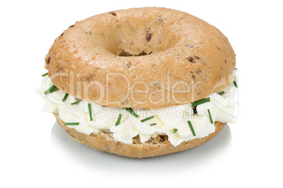 Bagel Brötchen zum Frühstück belegt mit Frischkäse Freistell