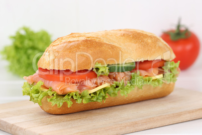 Sandwich Baguette zum Frühstück belegt mit Lachs Fisch