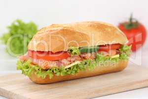 Sandwich Baguette zum Frühstück belegt mit Lachs Fisch