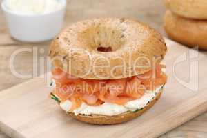 Bagel Brötchen Sandwich zum Frühstück belegt mit Lachs Fisch