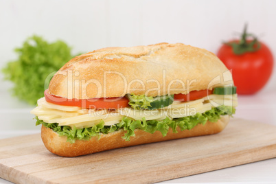 Sandwich Baguette zum Frühstück belegt mit Käse