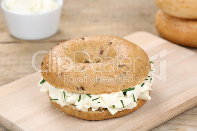 Bagel mit Frischkäse Käse Brötchen Sandwich zum Frühstück