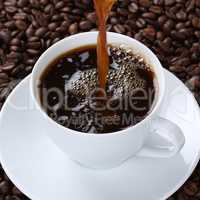 Heißen frischer Kaffee eingießen in Kaffeetasse