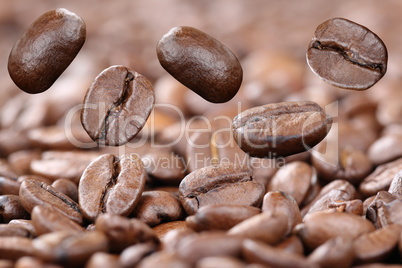 Fliegende Kaffeebohnen frischer Kaffee Bohnen fliegen