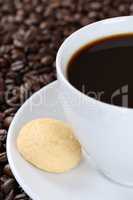 Frischer Kaffee Getränk mit Kaffeebohnen