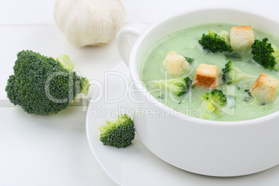 Brokkolisuppe frische Brokkoli Suppe in Suppentasse Nahaufnahme