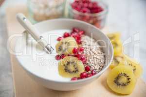 Joghurt mit Müsli und Früchten