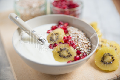 Joghurt mit Müsli und Früchten