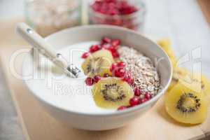 Joghurt mit Müsli und Früchten