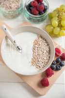 Joghurt mit Müsli und Früchten