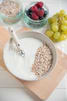 Joghurt mit Müsli und Früchten