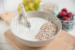 Joghurt mit Müsli und Früchten