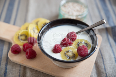 Joghurt mit Müsli und Früchten