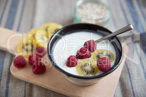 Joghurt mit Müsli und Früchten