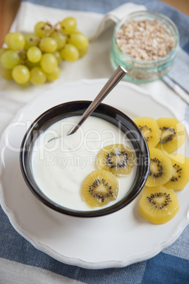 Joghurt mit Müsli und Früchten